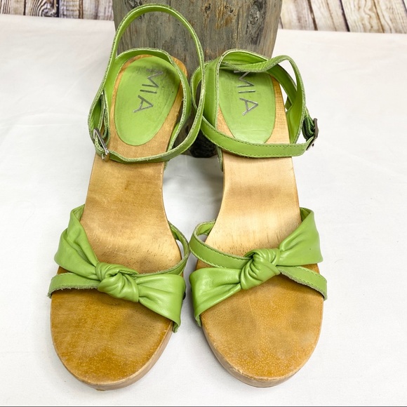 MIA WRAP AROUND WOOD PLATFORM STRAPPY SANDAL - Picture 6 of 7